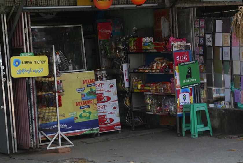 ရန်ကုန်မြို့ မြို့နယ်တစ်ခုတွင် Wave Money ငွေလွှဲလုပ်ငန်း လုပ်ဆောင်နေသော ဆိုင်တစ်ဆိုင်ကို တွေ့ရစဉ်