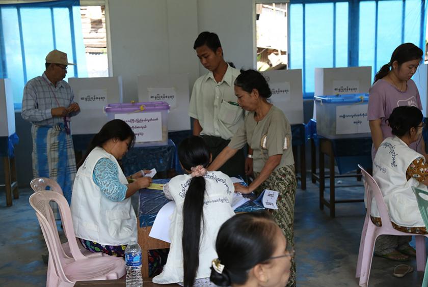 ၂၀၁၅ အထွေထွေရွေးကောက်ပွဲတွင် မရမ်းကုန်းမြို့နယ် အထက(၃)၌ ဖွင့်လှစ်ထားသည့် မဲရုံတွင် မဲပေးနေမှုများကို တွေ့ရစဉ် (ဓာတ်ပုံ-ကြည်နိုင်)