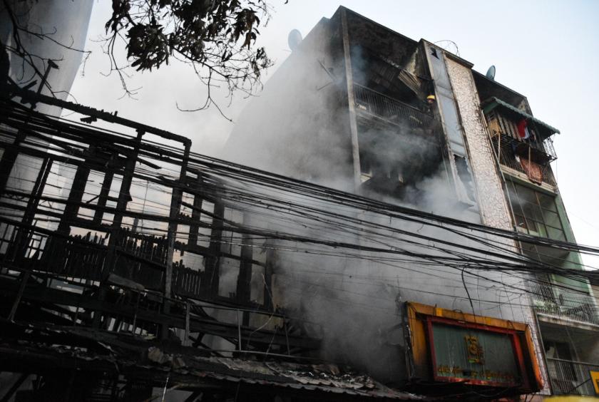 မီးလောင်မှုဖြစ်ပွားခဲ့သည့် ဆိုင်အဆောက်အဦးအား တွေ့ရစဉ်