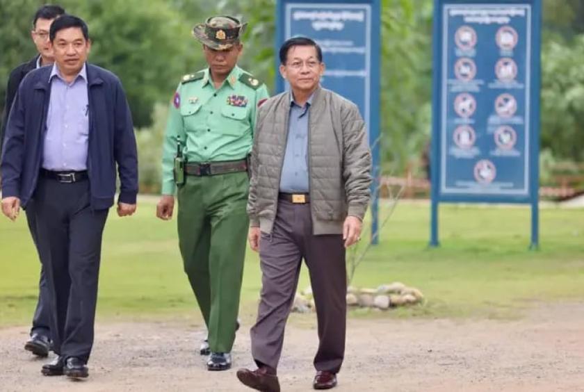 နိုင်ငံတော်ဝန်ကြီးချုပ်အဖြစ် ခန့်အပ်ခံရသည့် ဦးညိုစော အား ယာယီသမ္မတ (တာဝန် ) တပ်မတော် ကာကွ.ယ်ရေးဦးစီးချုပ် ဗိုလ်ချုပ်မှူးကြီးမင်းအောင်လှိုင်နှင့်အတူ ပြည်တွင်းခရီးတစ်ခုတွင် တွေ့ရစဉ်