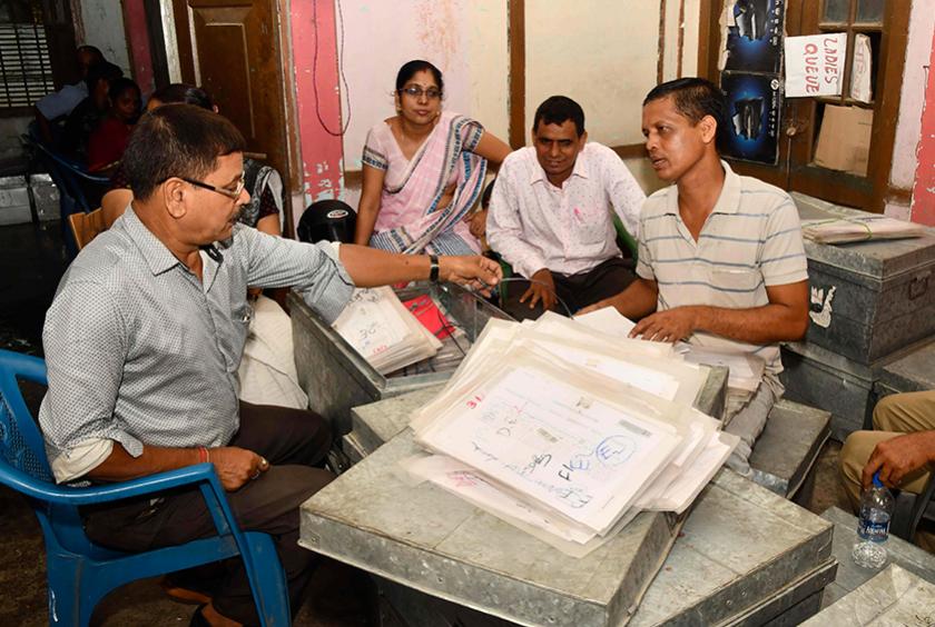   သြဂုတ် ၂၈ ရက်တွင် အာသံပြည်နယ်မြို့တော် ဂူဝါဟာတီ၌ နိုင်ငံသားမှတ်ပုံတင်ရုံးတာဝန်ရှိသူများက မှတ်တမ်းများကို စစ်ဆေးနေစဉ်
