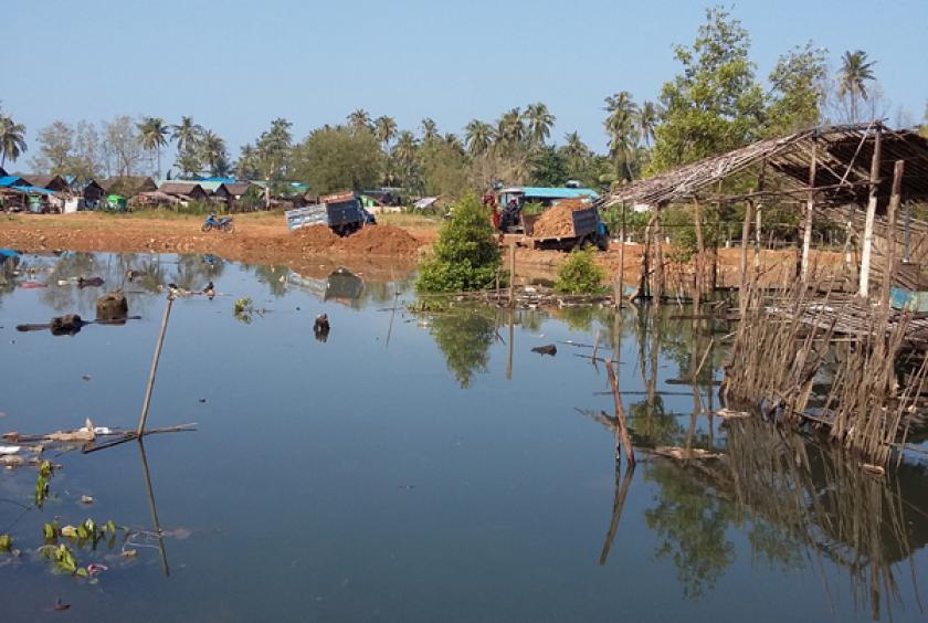 ကျောင်းပြင်ပ မူလတန်းပညာရေး တက်ရောက်နေသူအချို့အား တွေ့ရစဉ်