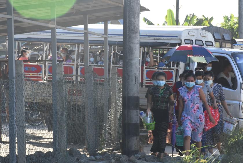 ပုံစာ-ရန်ကုန်တိုင်းရှိ စက်မှုဇုန်တစ်ခုအတွင်း အလုပ်လုပ်ရန် သွားရောက်နေသည့် အလုပ်သမားများကို တွေ့ရစဉ်။ 