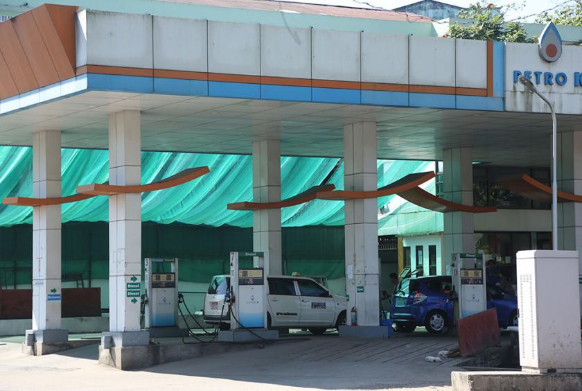 ရန်ကုန်မြို့ရှိ စက်သုံးဆီအရောင်းဆိုင်တစ်ခုကို တွေ့ရစဉ် (ဓာတ်ပုံ-ကြည်နိုင်)