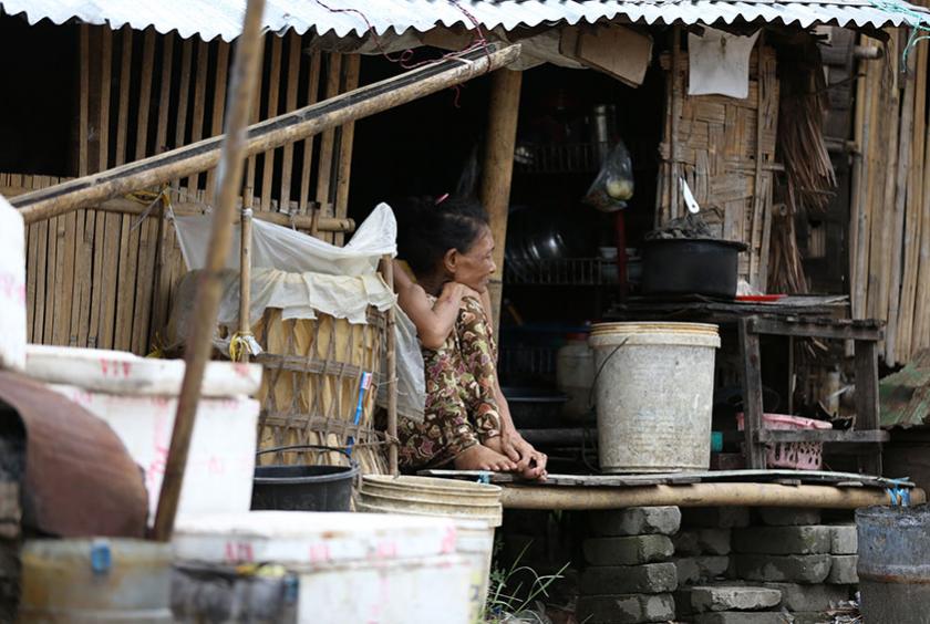 ရန်ကုန်မြို့ ဆင်ခြေဖုံးရပ်ကွက်တွင် နေထိုင်သူအချို့ကိုတွေ့ရစဉ်
