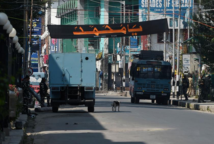  စက်တင်ဘာ ၈ ရက်တွင် ဆရီနာဂါမြို့၏ Lal Chowk ဧရိယာ၌ အိန္ဒိယပြည်သူ့စစ်တပ်ဖွဲ့ဝင်များ စောင့်ကြပ်နေကြစဉ်