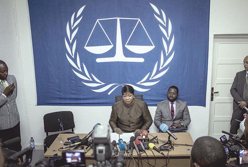 ၂၀၁၈ ခုနှစ် မေလက သတင်းစာရှင်းလင်းပွဲတစ်ခုအတွင်း ICC ရှေ့နေချုပ် ဖာတိုအူဘင်ဆူဒါအား တွေ့ရစဉ် Photo - AFP