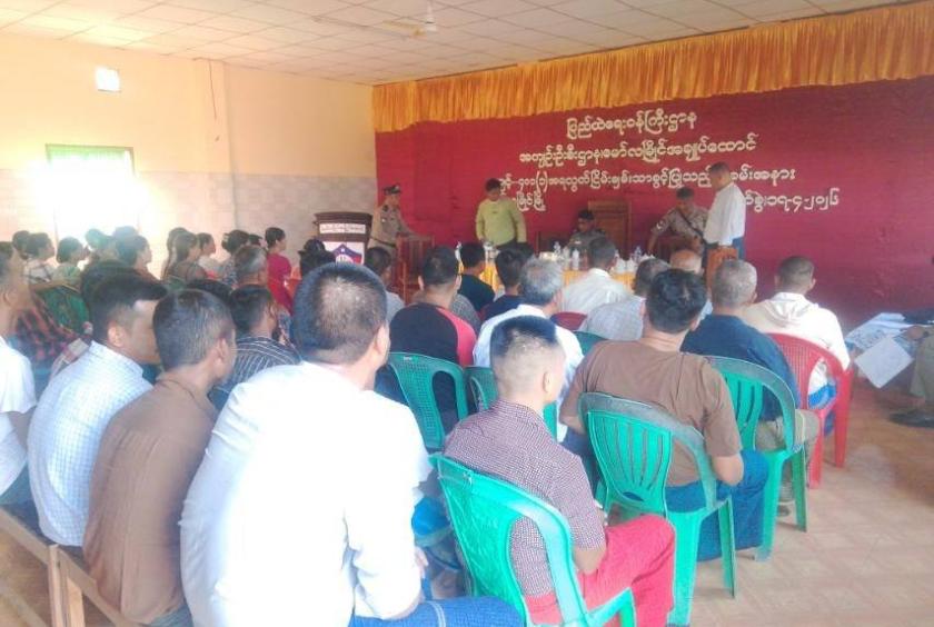 ■ Photo - ဧပြီ ၁၇ ရက် လွတ်ငြိမ်းချမ်းသာခွင့်ဖြင့် လွှတ်ပေးစဉ်က လွတ်မြောက်လာကြသူများအား တွေ့ရစဉ် (ပုံေဟာင္း)။