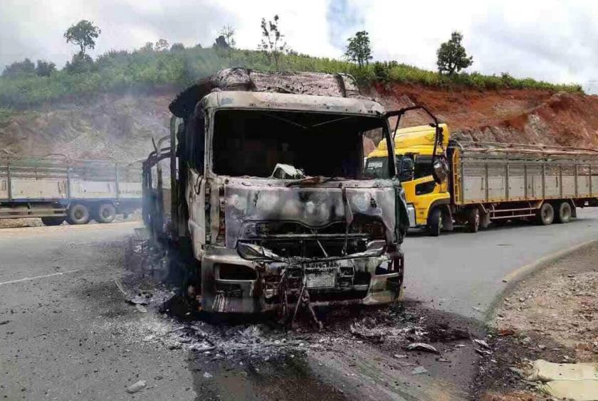 သြဂုတ် ၂၉ ရက်က မူဆယ်-ကွတ်ခိုင်ကြားတွင် မြောက်ပိုင်းမဟာမိတ် သုံးဖွဲ့က မီးရှို့ခဲ့သော ကုန်တင်ယာဉ်အား တွေ့ရစဉ် (ဓာတ်ပုံ - SaiHar Bit)