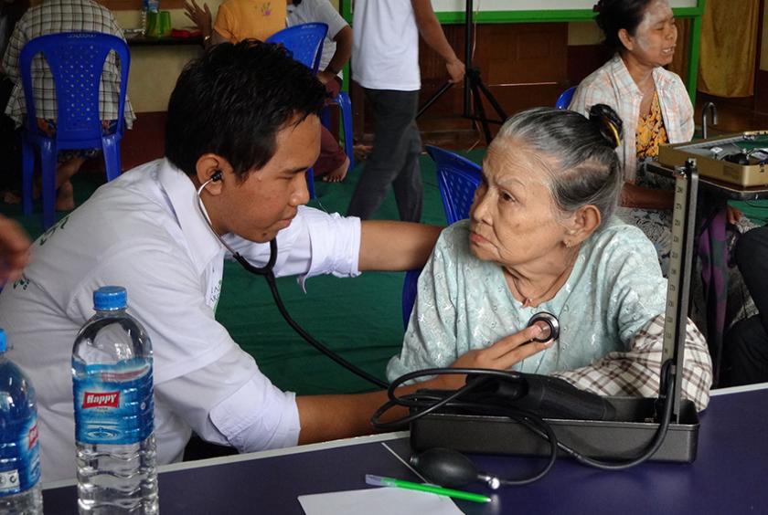 ကျန်းမာရေးစောင့်ရှောက်မှုပေးနေသည့်် လူငယ်ဆရာဝန်တစ်ဦးအား တွေ့ရစဉ်