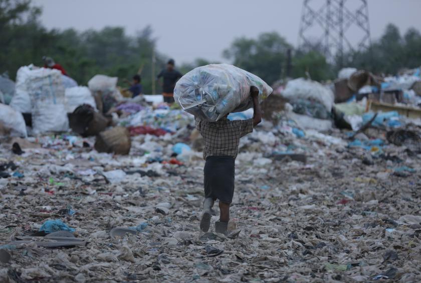  ရန်ကုန်မြို့ တစ်နေရာတွင် အလုပ်လုပ်ကိုင်နေသည့် ကလေးအလုပ်သမားအချို့ကို တွေ့ရစဉ်