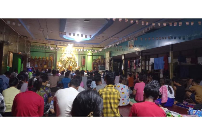 မြဝတီမြို့၌​သောင်တင်​နေ​သော လုပ်သားများအား ချမ်း​မြေ​့မေတ္တာဆရာ​တော်က အစားလည်း​ကျွေး၊ တရားလည်း​ပေး​နေစဉ်