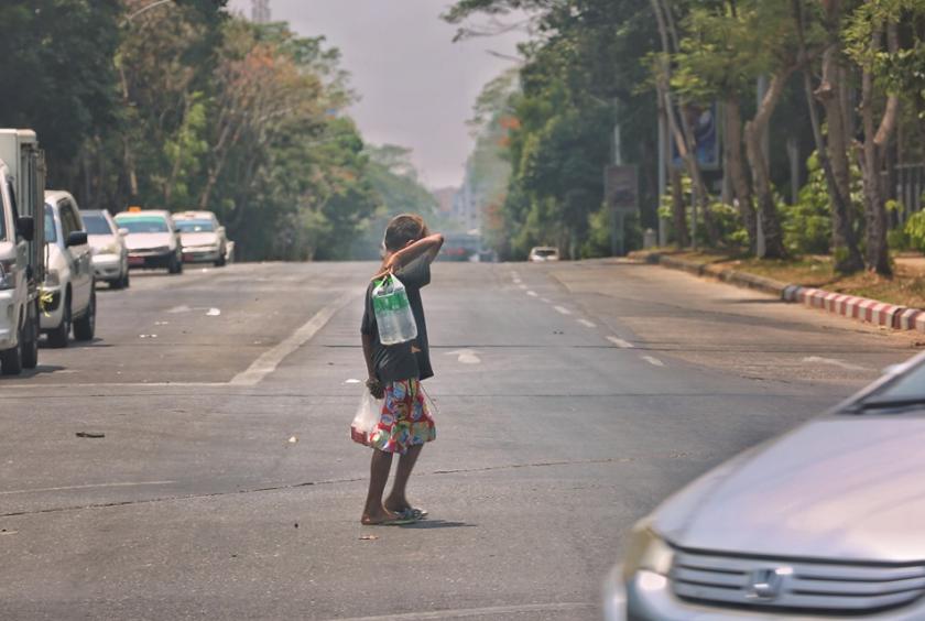 ရန်ကုန်မြို့ ကားလမ်းဆုံတစ်ခုတွင် ရေသန့်ဘူးရောင်းနေသော ကလေးတစ်ဦးကို တွေ့ရစဉ် (ဓာတ်ပုံ-နေဝန်းထက်)