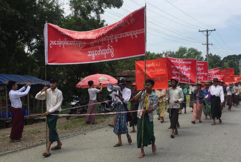 လေးမျက်နှာမြို့၌ တိုင်းဒေသကြီးလွှတ်တော်ကိုယ်စားလှယ်နှင့် မြေစာရင်းဦးစီးမှူးအား  လူအင်အား ၆၀ ခန့် ဆန္ဒထုတ်ဖော်နေစဉ်
