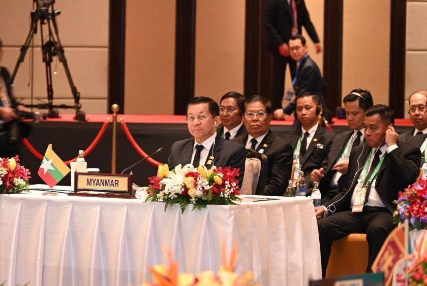 ပုံစာ- ထိုင်းနိုင်ငံ၌ ၂၀၂၅ ခုနှစ် ဧပြီ ၄ ရက်က ကျင်းပသည့် ဘင်းမ်စတက် ထိပ်သီးအစည်းအဝေးနှင့် ၎င်းအစည်းအ​ဝေးသို့ တက်​ရောက်ခဲ့သည့် နိုင်ငံတော်သမ္မတ ဦးမင်း​​အောင်လှိုင် (ထိုစဥ်က နစကဥက္ကဌတာဝန်)အား​တွေ့ရစဥ်။   Photo. MOI,Thai Prd