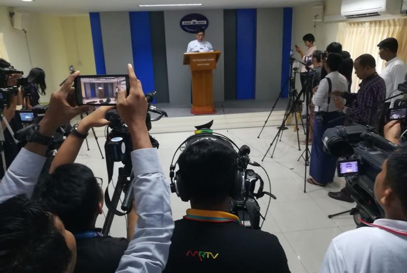 နေပြည်တော်ရှိ နိုင်ငံတော် သမ္မတအိမ်တော် သတင်းစာ ရှင်းလင်းခန်းမဆောင်၌ နိုဝင်ဘာ ၁၅ ရက်က ပြုလုပ်သည့် အိမ်တာ် သတင်းထောက်များနှင့် တွေ့ဆုံသော သတင်း ထုတ်ပြန်သည့် အခမ်းအနားကို တွေ့ရစဉ်