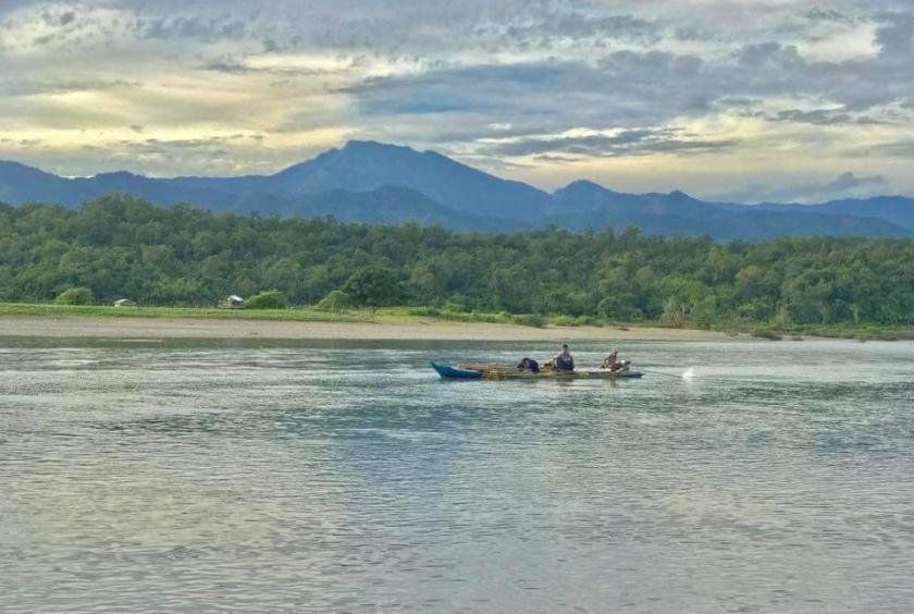 ​​​​​​​နမ်ပန်ငါးချောင်းတစ်နေရာ(ပုံကြီး)၊ ဒေသခံကျေးရွာသားများက နမ်ပန်ငါးရေအားလျှပ်စစ်စီမံကိန်းဖျက်သိမ်းပေးရန် သြဂုတ်လအတွင်း ဆန္ဒထုတ်ဖော်နေစဉ်(ပုံသေး)