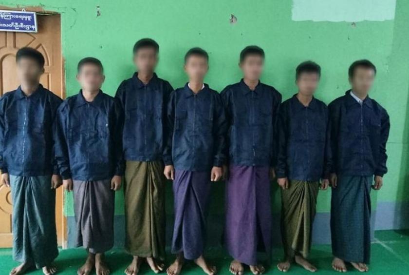 ပြန်လည်လွတ်မြောက်လာသည့် မီးသတ်တပ်ဖွဲ့ဝင်များကို တွေ့ရစဉ် (ဓာတ်ပုံ-ရခိုင်ပြည်နယ်မီးသတ်တပ်ဖွဲ့)