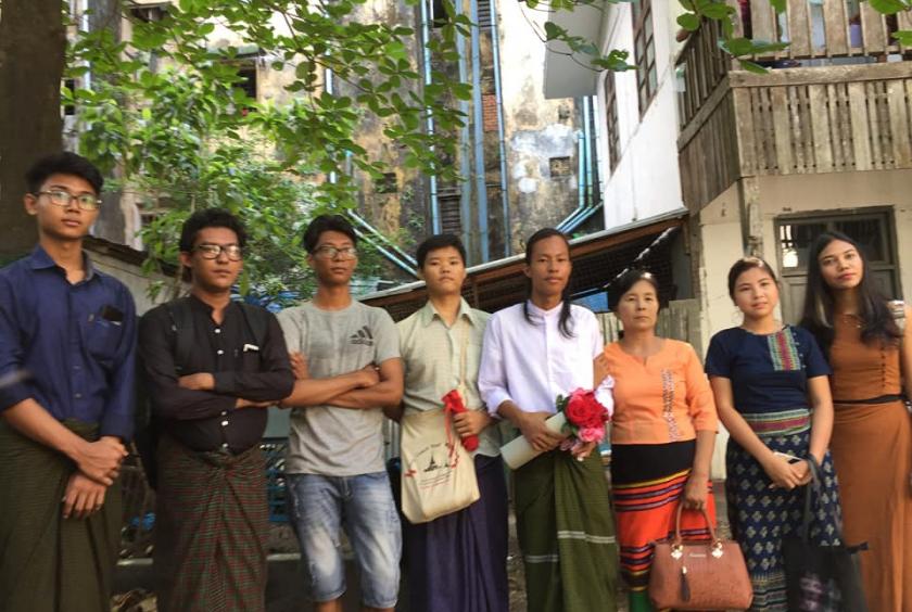 နိုဝင်ဘာ ၁၅ ရက်က ကမာရွတ်မြို့နယ်တရားရုံးတွင် ဗကသကျောင်းသား ကိုဝေယံဖြိုးမိုးနှင့် ၎င်းင်းအား လာရောက်ဝန်းရံသူများကိုတွေ့ရစဉ်