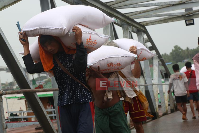 ရန်ကုန်မြို့ရှိ ၀ါးတန်းဆိပ်ကမ်း၌ ဆန်အတင်အကျပြုလုပ်နေမှုကို တွေ့ရစဉ်(ဓာတ်ပုံ-ကြည်နိုင်)