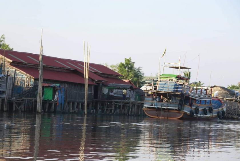 ရေမိုင် ၂၀ ကျော်တွင်ရှိသည့် ကျားဖောင်လုပ်သားများအတွက် ရိက္ခာပို့သည့်သင်္ဘောကို ဖျာပုံကမ်းခြေ တစ်နေရာတွင် တွေ့ရစဉ်
