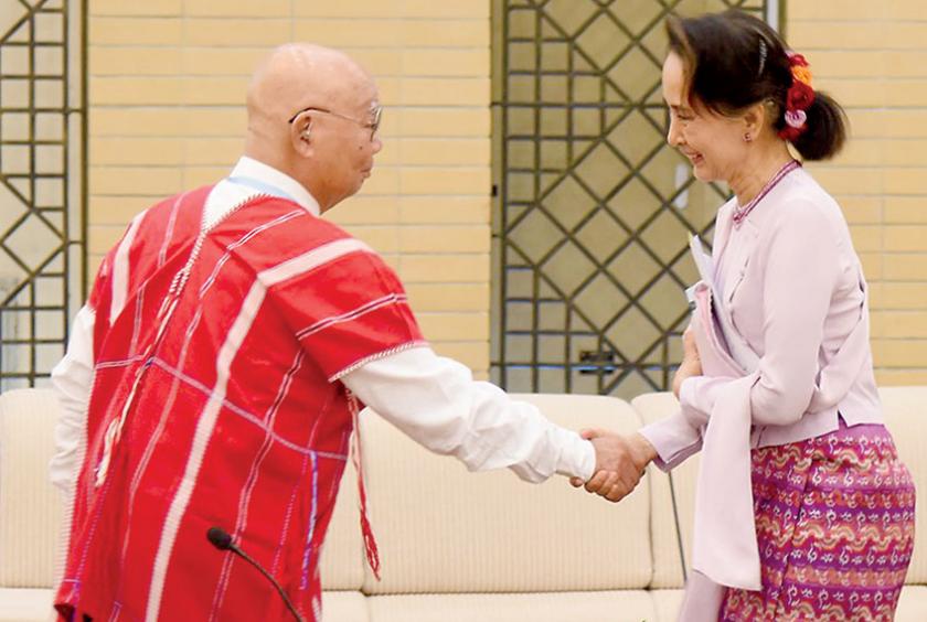 နိုင်ငံတော်၏ အတိုင်ပင်ခံ ပုဂ္ဂိုလ်ဒေါ်အောင်ဆန်းစုကြည်နှင့် ကရင်အမျိုးသားအစည်အရုံး (KNU) ဥက္ကဋ္ဌ အောက်တိုဘာ ၂၈ ရက်က တွေ့ဆုံစဉ်