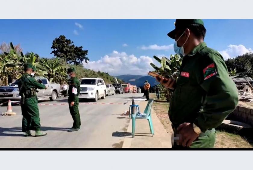  စစ်ဆေးရေးဂိတ်တစ်ခုတွင် UWSA တပ်ဖွဲ့ဝင်များအား တွေ့ရစဉ် (Photo: Nyi Rang Facebook)