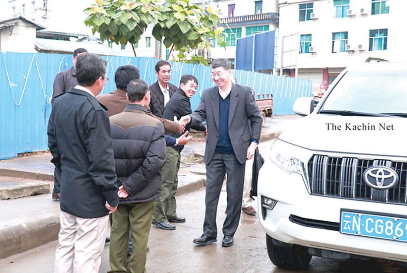လိုင်ဇာမြို့သို့ ရောက်ရှိလာသည့် မစ္စတာ ဆွန်ကော့ရှန်အား KIO/KIA ခေါင်းဆောင်များက ကြိုဆိုနှုတ်ဆက်နေစဉ်