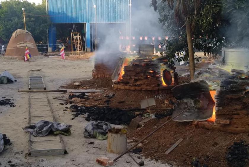 ခေါင်းလောင်းသွန်းလုပ်ရန် ပြင်ဆင်နေသည်ကို တွေ့ရစဉ်