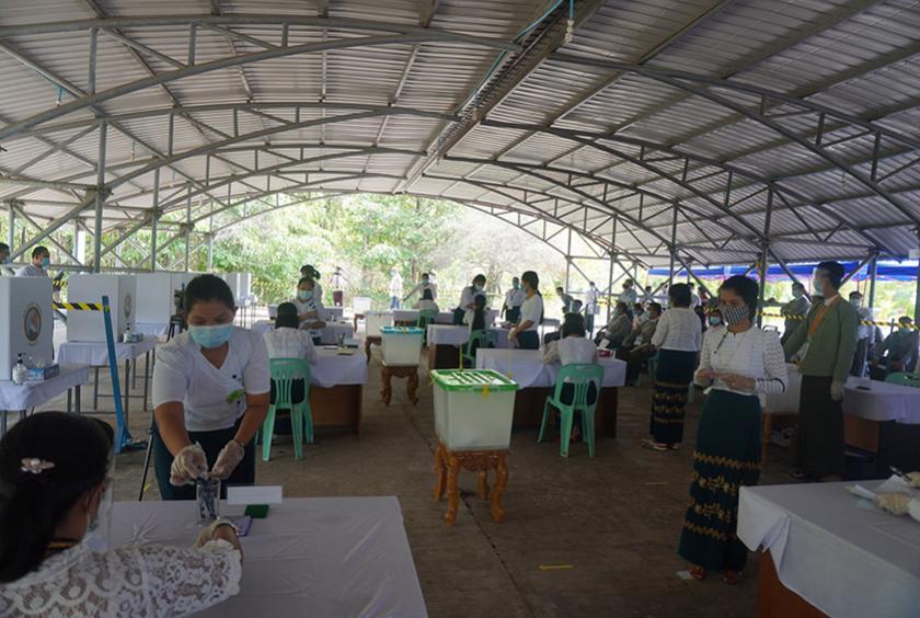  COVID-19 ရောဂါ ကာကွယ်ထိန်းချုပ်ရေးဆိုင်ရာ ညွှန်ကြားချက်များနှင့်အညီ ဆောင်ရွက်နိုင်ရေး သရုပ်ပြမဲရုံခင်းကျင်းပြသခြင်းအား ဇူလိုင် ၁၂ ရက် နေပြည်တော် ပြည်ထောင်စုရွေးကောက်ပွဲကော်မရှင်ရုံးတွင် ပြုလုပ်စဉ် (Photo- UEC)