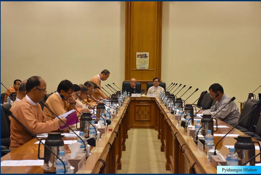 ဇန်နဝါရီ ၁၃ ရက်က ပြုလုပ်သည့် ဖွဲ့စည်းပုံ အခြေခံဥပဒေပြင်ဆင်ရေး ပူးပေါင်းကော်မတီ အစည်းအဝေးအား တွေ့ရစဉ် (ဓာတ်ပုံ-ပြည်ထောင်စုလွှတ်တော်)