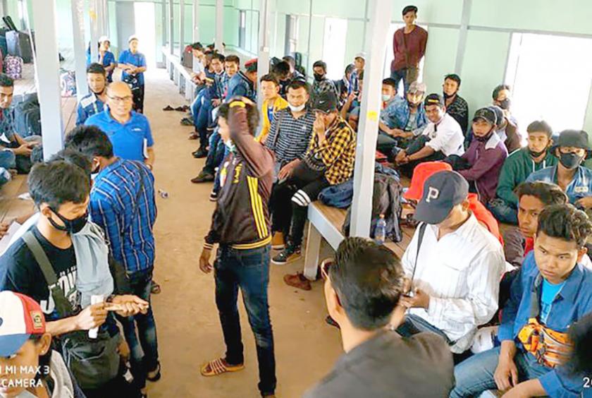 စက်ရုံရုတ်တရက် ပိတ်သိမ်း၍ မြဝတီမြို့သို့ ပြန်လာခဲ့ရသည့် မြန်မာလုပ်သားများကို တွေ့ရစဉ်