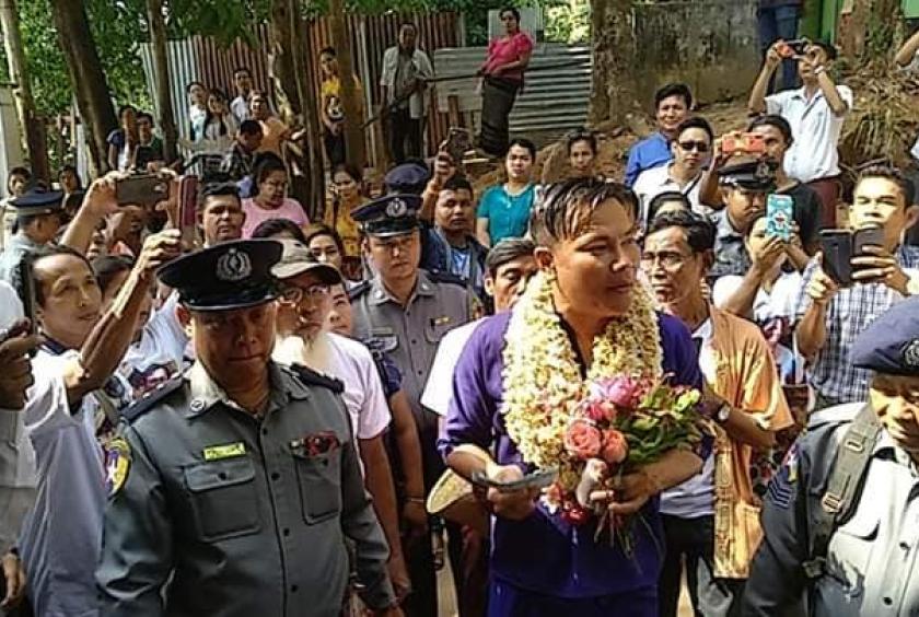 ကော့သောင်းမြို့နယ်တရားရုံးတွင် ဗိုလ်ကြီးဟောင်း နေမျိုးဇင်အား ရုံးထုတ်လာစဉ်
