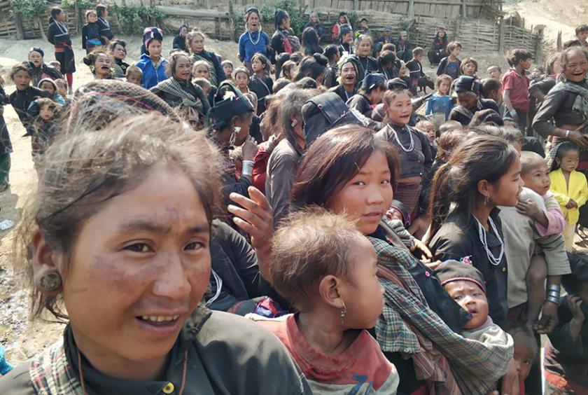 သွားမည်းမှ လှသည်ဟု အယူအဆရှိသည့် အဲန်လူမျိုးစုတို့၏ နေထိုင်မှုပုံစံများကို တွေ့ရစဉ် (ဓာတ်ပုံ-မင်းသန့်)