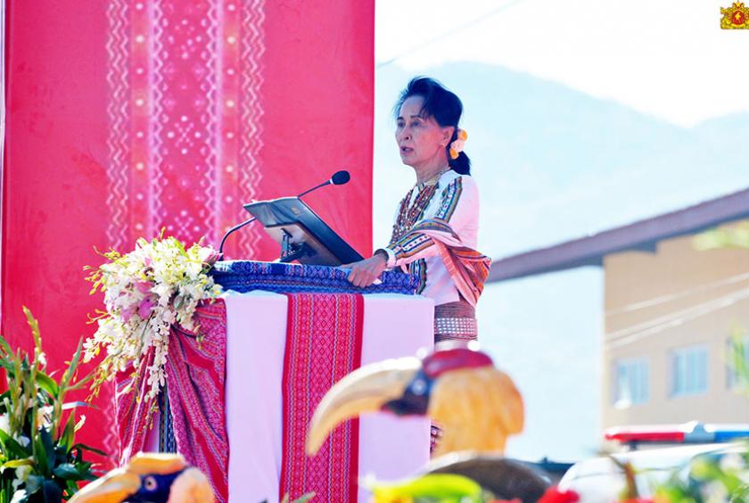  ဖေဖော်ဝါရီ ၂၀ ရက်က ချင်းပြည်နယ် ထန်တလန်မြို့နယ်၌ ပြုလုပ်သည့် ချင်းအမျိုးသားနေ့ အခမ်းအနားတွင် နိုင်ငံတော်၏ အတိုင်ပင်ခံပုဂ္ဂိုလ် ဒေါ်အောင်ဆန်းစုကြည်အား တွေ့ရစဉ်