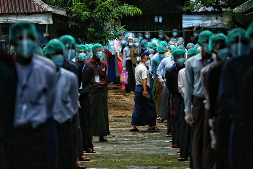 နိုဝင်ဘာ ၈ ရက်က ရန်ကုန်တိုင်းဒေသကြီး မင်္ဂလာဒုံမြို့နယ်ရှိ တပ်ပြင်ပ မဲရုံများတွင် တပ်မတော်သား မိသားစုဝင်များ ဆန္ဒမဲလာပေးစဉ်
