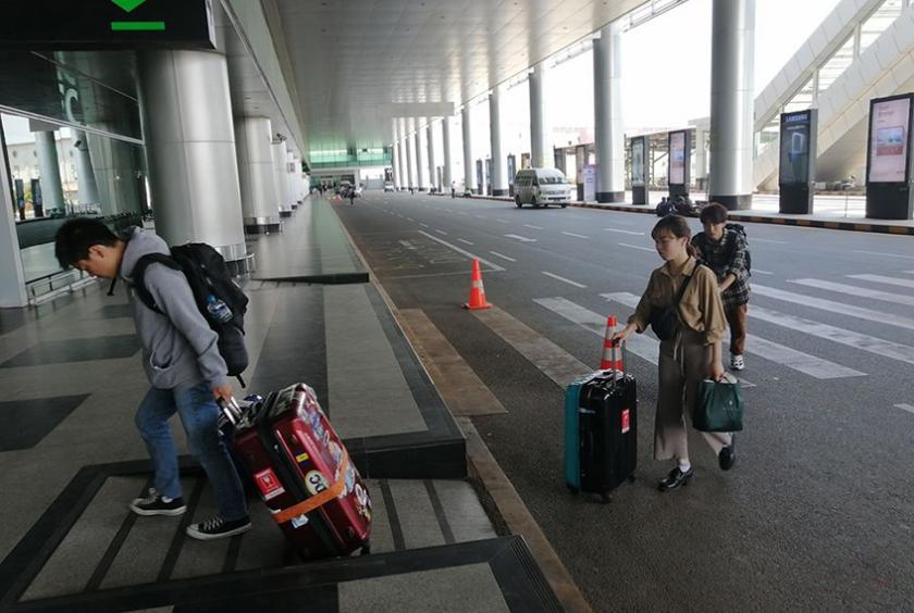   နိုင်ငံခြားသားခရီးသွားအချို့အား ရန်ကုန်လေဆိပ်တွင် မတ် ၁၇ ရက်က တွေ့ရစဉ် (ဓာတ်ပုံ-အောင်မျိုးသန့်)