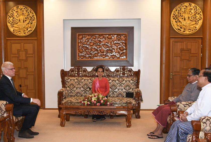 မတ် ၂၃ ရက်က နိုင်ငံတော်၏ အတိုင်ပင်ခံပုဂ္ဂိုလ်နှင့် မြန်မာနိုင်ငံဆိုင်ရာ ကုလသမဂ္ဂဌာနေ ညှိနှိုင်းရေးမှူးတို့ တွေ့ဆုံစဉ် (Photo: Myanmar State Counsellor Office)