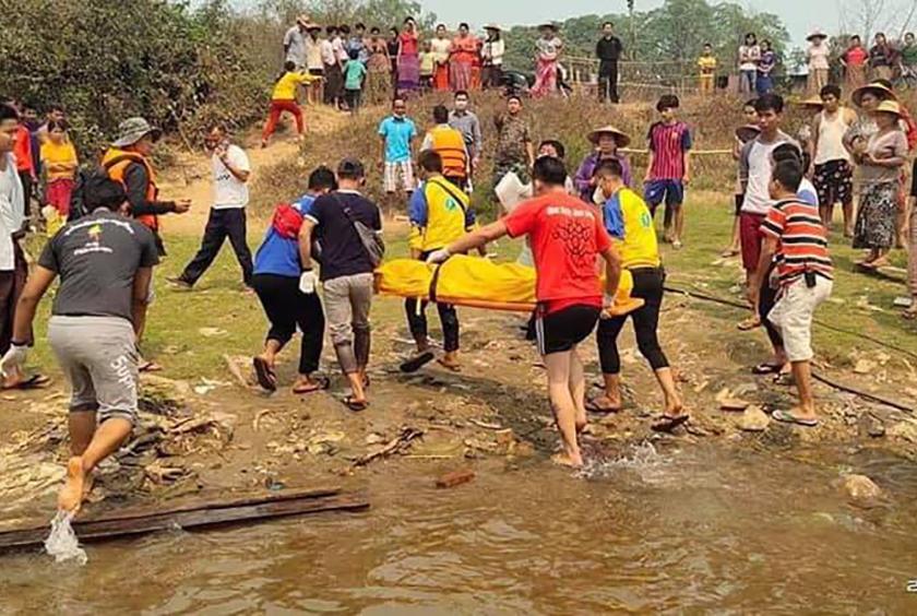 ရေစီးနှင့် မျောပါသေဆုံးသွားသည့် ညီအစ်မနှစ်ဦးအား သယ်ဆောင်လာစဉ် (ဓာတ်ပုံ - ကိုမျိုး-သီပေါ)