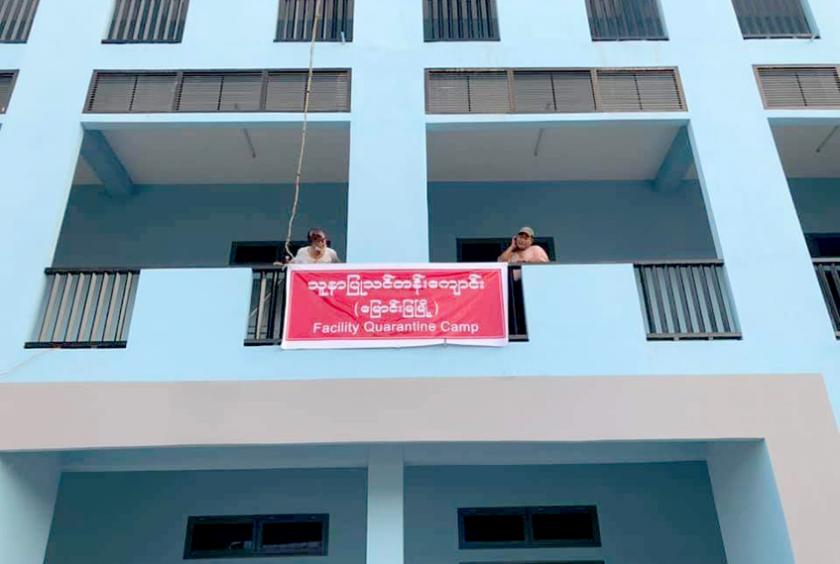  မြောင်းမြမြို့နယ် သူနာပြုသင်တန်းကျောင်းတွင် ဖွင့်လှစ်ထားသည့် Facility Quarantine နေရာကို တွေ့ရစဉ် (ဓာတ်ပုံ- မင်းသူဝင်းထွဋ်)