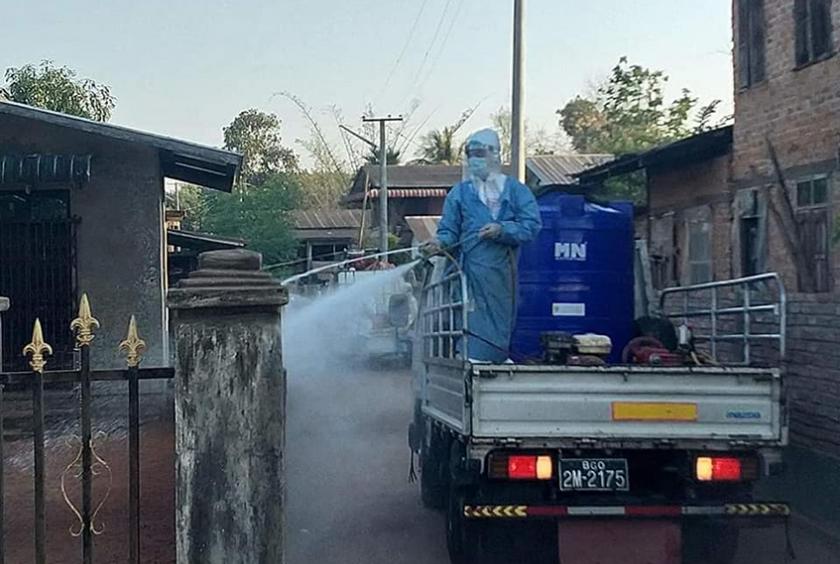   Case - 27 နေထိုင်ခဲ့သည့် ကျိုက်မရောမြို့နယ် ကျွန်းရွာကျေးရွာ၊ ပေါ်တော်မူအပိုင်းအား ပိုးသတ်ဆေးဖျန်းနေသည်ကို တွေ့ရစဉ် (ဓာတ်ပုံ- စောအောင်မြင့်ခိုင်)