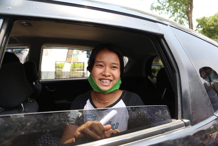  ပြစ်မှုမမြောက်သဖြင့် ပြန်လည်လွတ်မြောက်လာသည့် ရတနာပုံတက္ကသိုလ်ကျောင်းသူအား တွေ့ရစဉ်