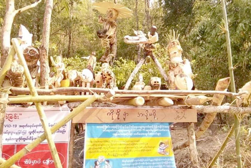 လကျီနွဲ့ကျေးရွာ အဝင်ဝတွင် ထားရှိထားသည့် အရုပ်များကို တွေ့ရစဉ်
