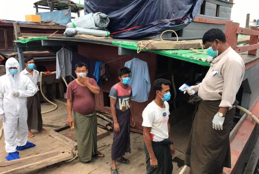   စစ်တွေရွှေမင်းဂံ နယ်စပ်ကုန်သွယ်ရေးဆိပ်ကမ်း၌ စက်လှေသမားများကို အပူချိန်တိုင်းနေစဉ် ( Photo:RSCCI)