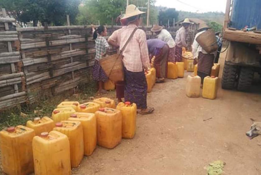  ဖရူဆိုမြို့နယ်ရှိ ရေရှားပါးသည့် ကျေးရွာတစ်ရွာသို့ ရေကားဖြင့် လာရောက်လှူဒါန်းနေစဉ် (ဓာတ်ပုံ-KySDP)