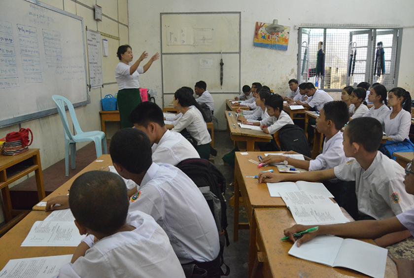 အခြေခံပညာ အထက်တန်း ကျောင်းသားကျောင်းသူများအား စာသင်ကြားနေစဉ် (ဓာတ်ပုံ-အောင်မျိုးသန့်)