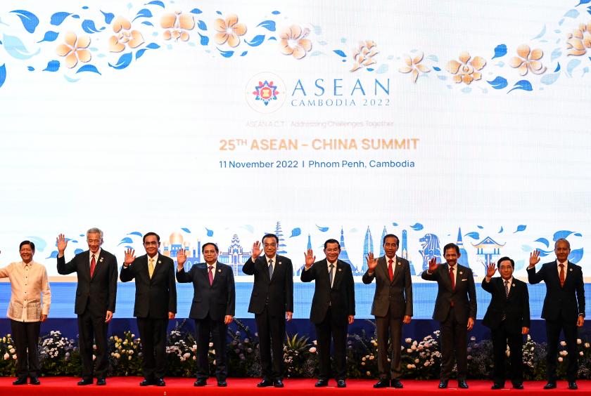 နိုဝင်ဘာ ၁၁ ရက်က ဖနွမ်ပင်မြို့တော်တွင် ၂၅ ကြိမ်မြောက် အာဆီယံ-တရုတ်အစည်းဝေး၌ အာဆီယံခေါင်းဆောင်များနှင့် တရုတ်ဝန်ကြီးချုပ်ကို တွေ့ရစဉ် (Photo – AFP)