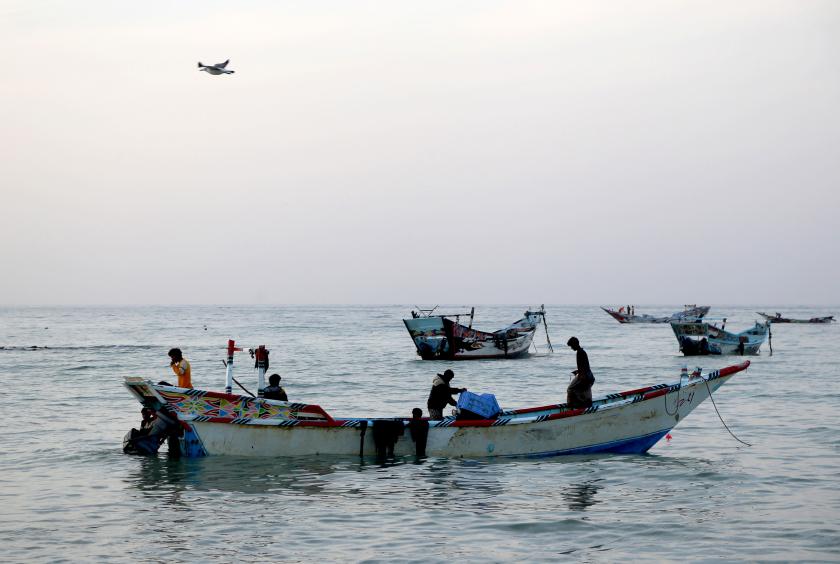 ဇန်နဝါရီ ၁၆ ရက်က ယီမင်နိုင်ငံ ဟူဒေဒါမြို့တောင်ပိုင်းရှိ ပင်လယ်နီအတွင်း ယီမင်တံငါသည်များကို တွေ့ရစဉ်(Photo: AFP)