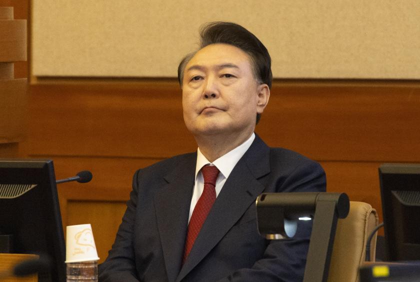 ဖေဖော်ဝါရီ ၁၃ ရက်က ဆိုးလ်မြို့တော်ရှိ အခြေခံဥပဒေဆိုင်ရာတရားရုံးတွင် ကြားနာစစ်ဆေးမှုခံယူနေသည့် တောင်ကိုရီးယားသမ္မတယွန်းကို တွေ့ရစဉ်(Photo: AFP)