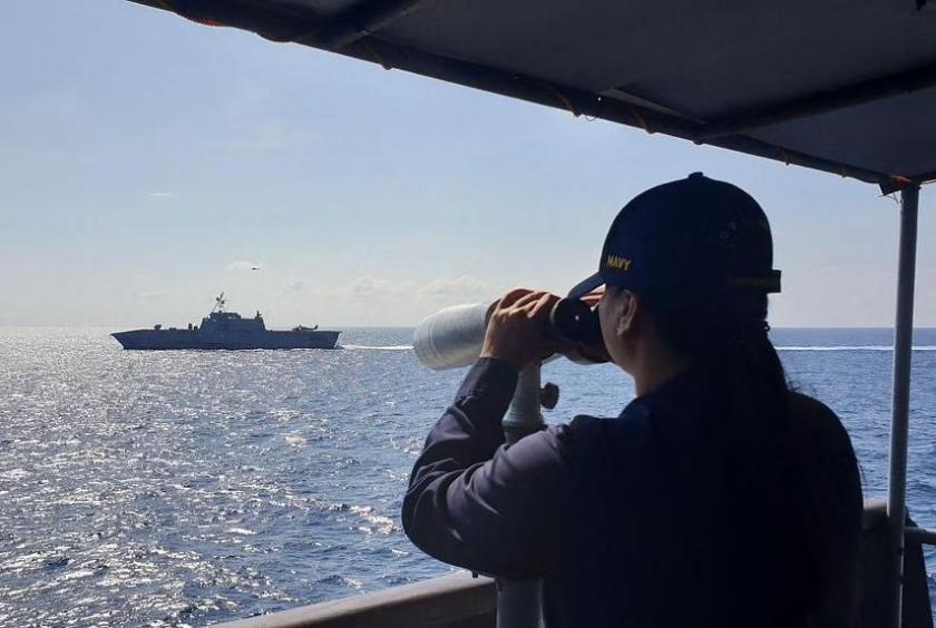 အမေရိကန်စစ်တပ်နှင့် ပူးတွဲကင်းလှည့်လည်မှုတစ်ခုအတွင်း ဖိလစ်ပိုင်စစ်သင်္ဘော BRP Gregorio Del Pilar ပေါ်မှ တပ်ဖွဲ့ဝင်တစ်ဦးကို တွေ့ရစဉ်(Photo: AFP)